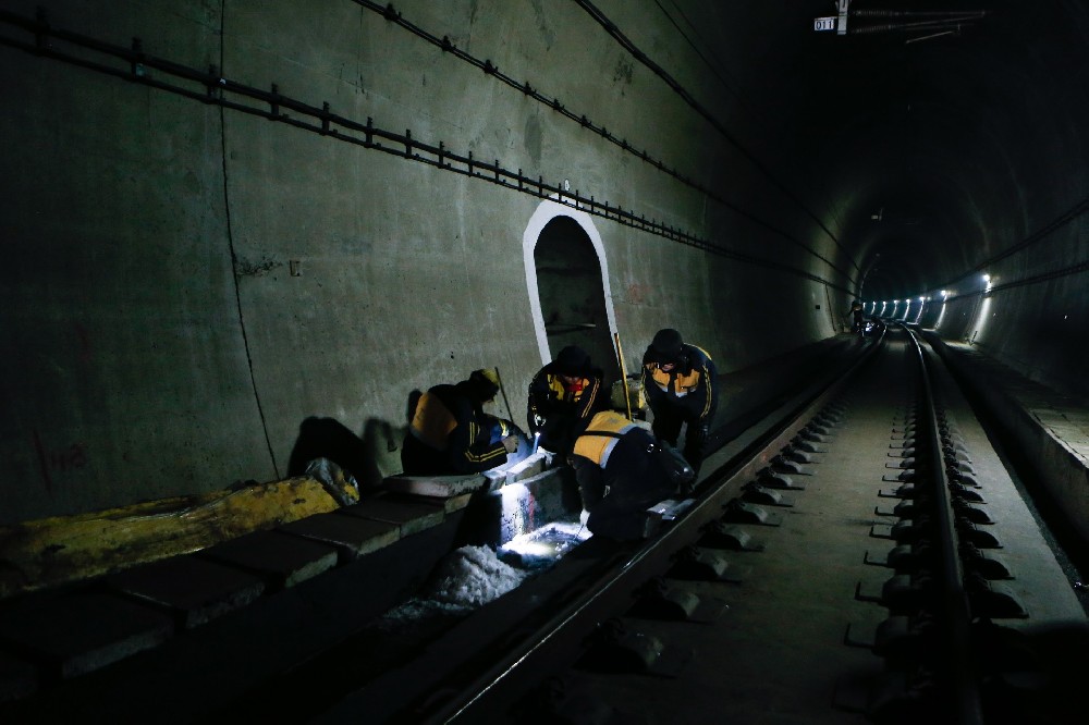 囊谦铁路运营隧道病害现状